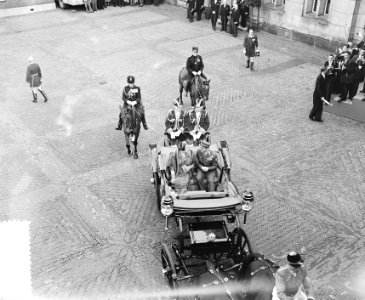 Staatsbezoek Franse president Coty aan Nederland. Amsterdam, middag rijtoer, aa…, Bestanddeelnr 906-6087