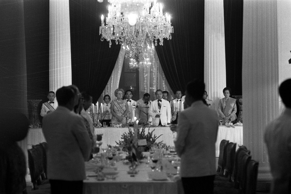 Staatsbezoek koningin Juliana en Prins Bernhard aan Indonesie, diner in Istana N, Bestanddeelnr 924-8654
