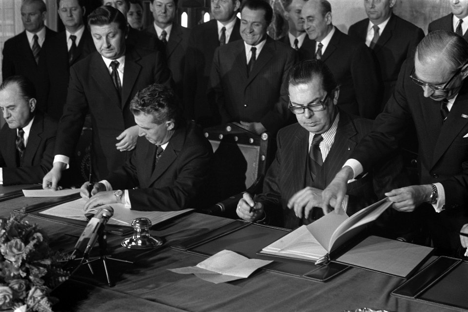 Staatsbezoek President Ceausescu van Roemenie, plechtige ondertekening verklarin, Bestanddeelnr 926-3404