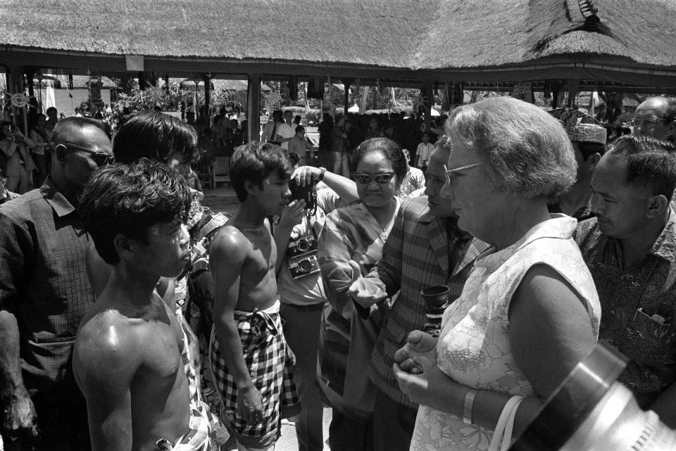 Staatsbezoek koningin Juliana en Prins Bernhard aan Indonesie, koningin Juliana , Bestanddeelnr 924-8958