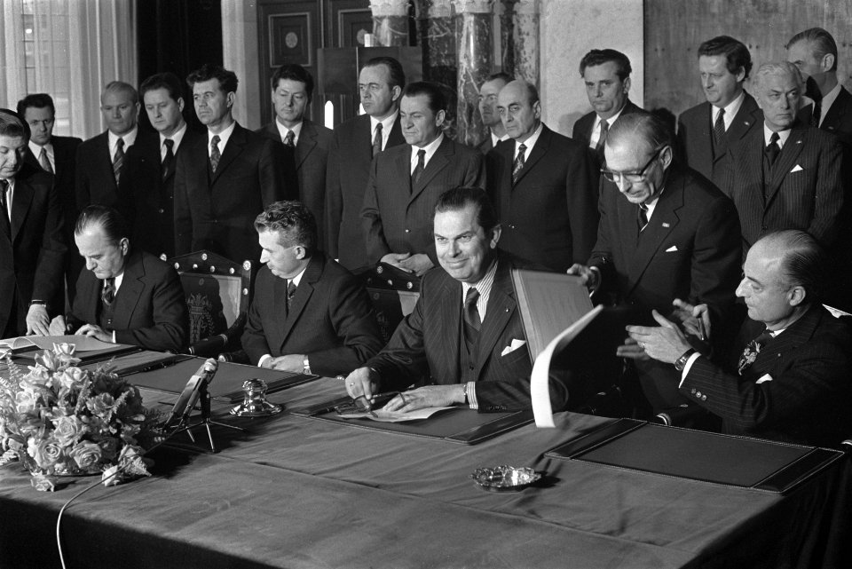 Staatsbezoek President Ceausescu van Roemenie, plechtige ondertekening verklarin, Bestanddeelnr 926-3401