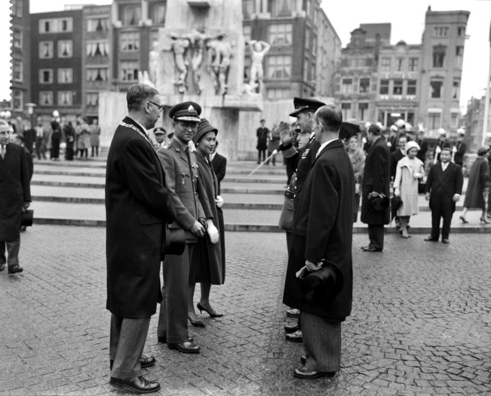 Staatsbezoek Koning en Koningin van Thailand , begroeting met burgemeester Van H, Bestanddeelnr 911-6952