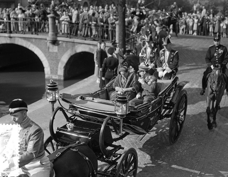Staatsbezoek Franse president Coty aan Nederland. Amsterdam, middag rijtoer, ri…, Bestanddeelnr 906-6083