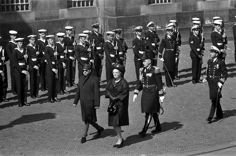 Staatsbezoek Koningin en Koning van Nepal aan Amsterdam, erewacht inspectie door, Bestanddeelnr 920-2616