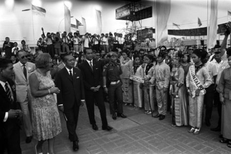 Staatsbezoek aan Indonesie, koningin Julian, Prins Bernhard en president Soehart, Bestanddeelnr 924-8690