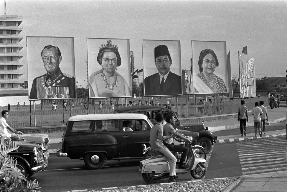 Staatsbezoek koningin Juliana en prins Bernhard aan Indonesië, portretten van Ha, Bestanddeelnr 924-8615
