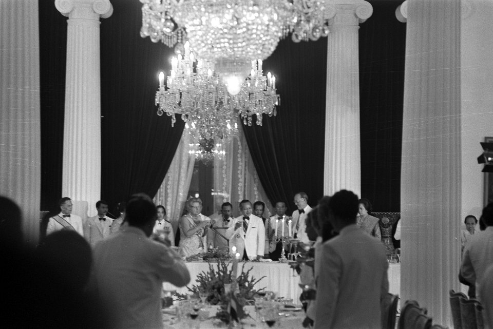 Staatsbezoek koningin Juliana en Prins Bernhard aan Indonesie, diner in Istana N, Bestanddeelnr 924-8655