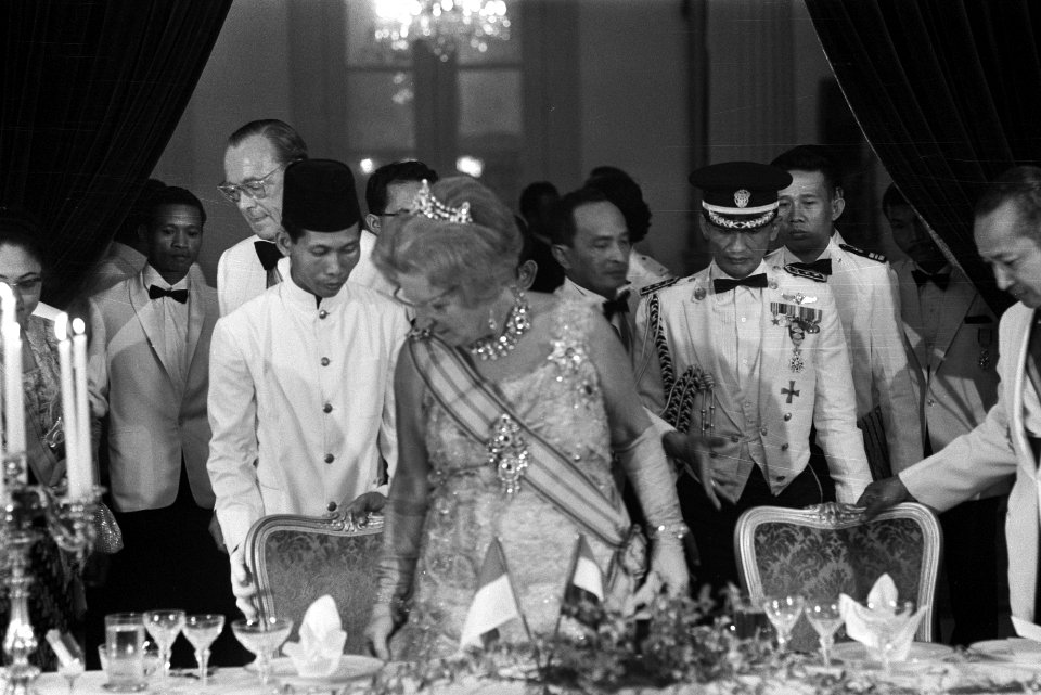 Staatsbezoek koningin Juliana en Prins Bernhard aan Indonesie, diner in Istana N, Bestanddeelnr 924-8653