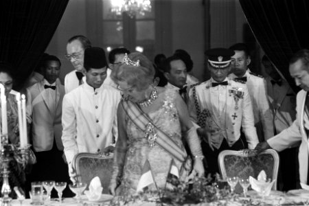 Staatsbezoek koningin Juliana en Prins Bernhard aan Indonesie, diner in Istana N, Bestanddeelnr 924-8653
