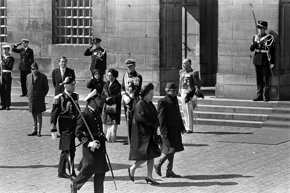 Staatsbezoek Koningin en Koning van Nepal aan Amsterdam, inspectie, Bestanddeelnr 920-2618
