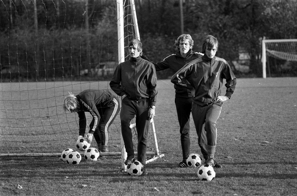 Staand vlnr Cruijff, Keizer, Rensenbrink, Bestanddeelnr 926-8242