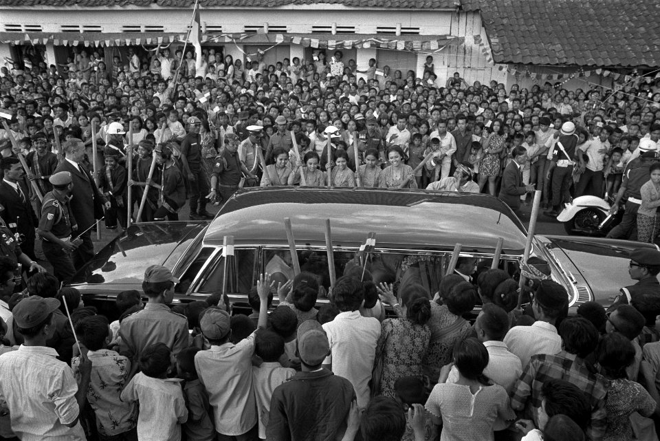 Staatsbezoek koningin Juliana en Prins Bernhard aan Indonesië, koningin Juliana , Bestanddeelnr 924-8807