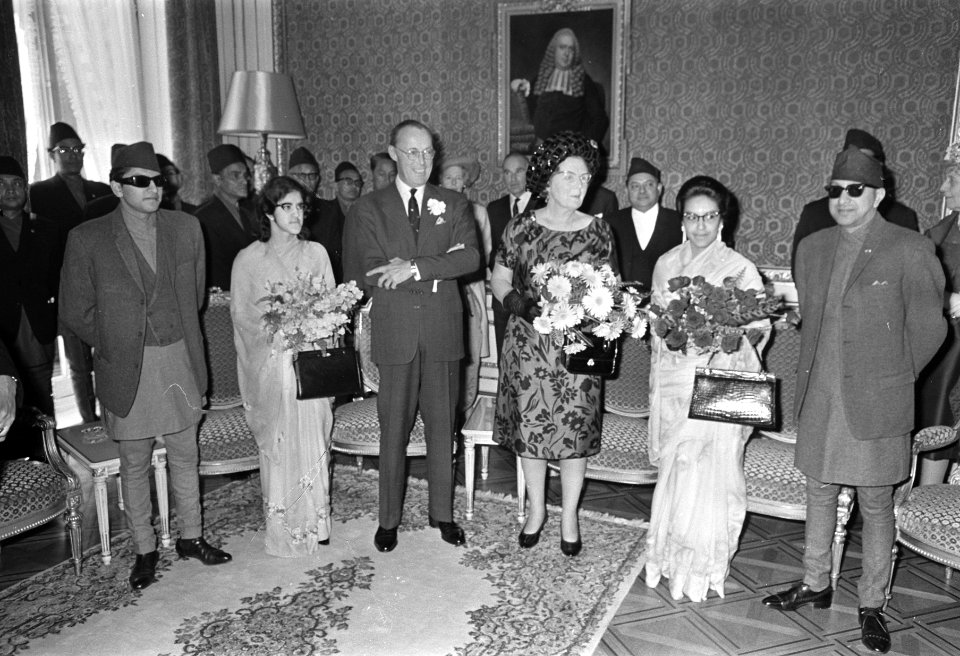 Staatsbezoek Koningin en Koning van Nepal aan Amsterdam, tijdens ontvangst, zoon, Bestanddeelnr 920-2624