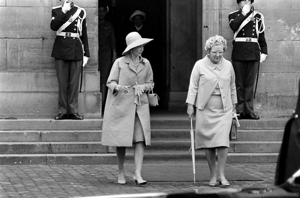 Staatsbezoek. koningin Juliana en Groothertogin verlaten Paleis op de Dam, Bestanddeelnr 920-6992