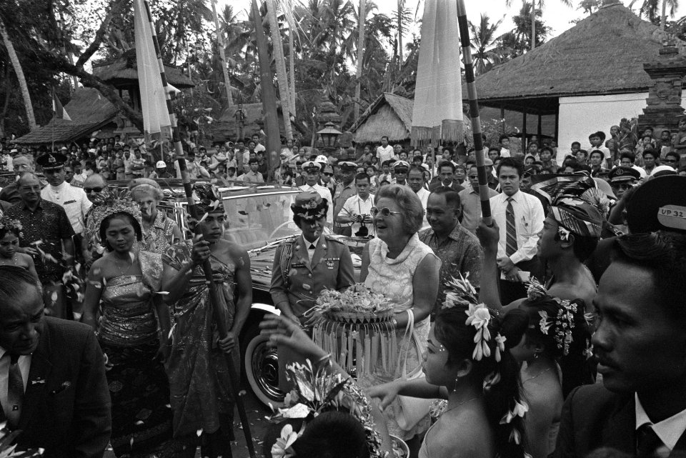 Staatsbezoek koningin Juliana en Prins Bernhard aan Indonesie, voor de tempel va, Bestanddeelnr 924-8984