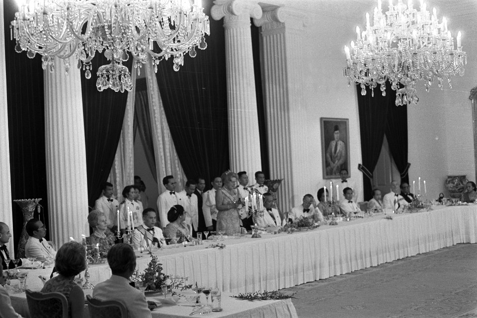 Staatsbezoek koningin Juliana en Prins Bernhard aan Indonesie, diner in Istana N, Bestanddeelnr 924-8652