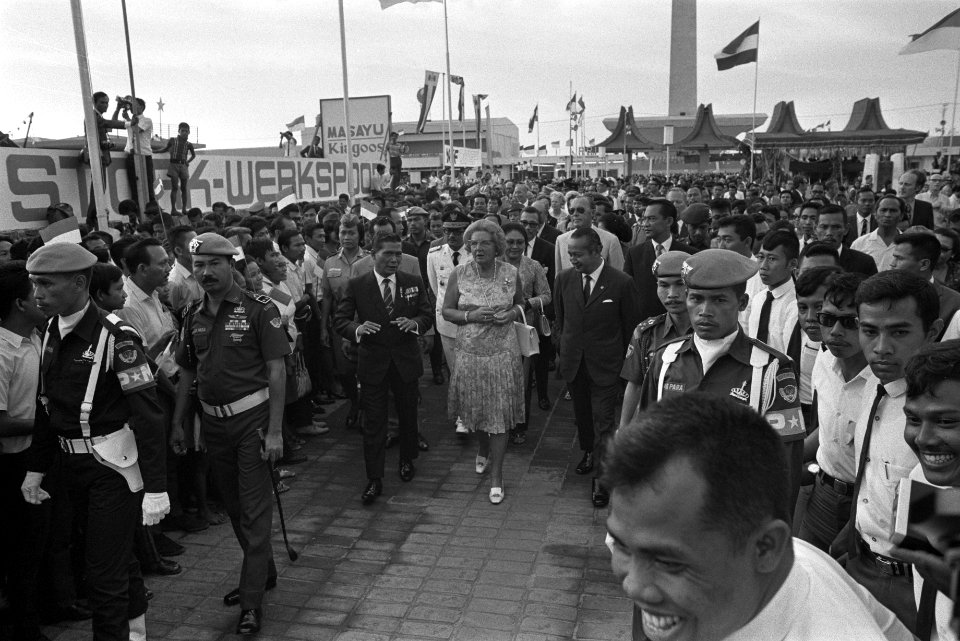 Staatsbezoek aan Indonesie, koningin Julian, Prins Bernhard en president Soehart, Bestanddeelnr 924-8689