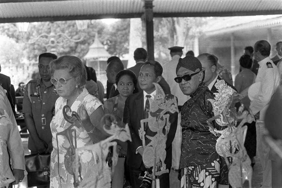 Staatsbezoek aan Indonesie van HM en Prins Bernhard , Koninklijk paar bezoeken K, Bestanddeelnr 924-8929