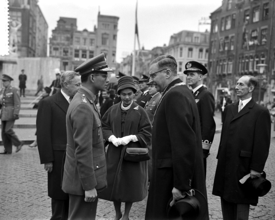 Staatsbezoek Koning en Koningin van Thailand , begroeting met burgemeester Van H, Bestanddeelnr 911-6953