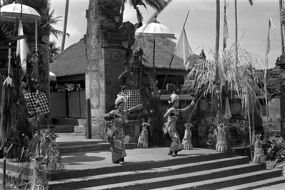 Staatsbezoek koningin Juliana en Prins Bernhard aan Indonesie, voor de tempel va, Bestanddeelnr 924-8978