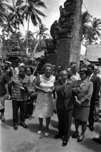 Staatsbezoek koningin Juliana en Prins Bernhard aan Indonesie, voor de tempel va, Bestanddeelnr 924-8990