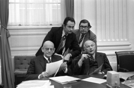 Staand ministers Boersma (links) en Gruijters, zittend minister De Gaay Fortman , Bestanddeelnr 926-8992