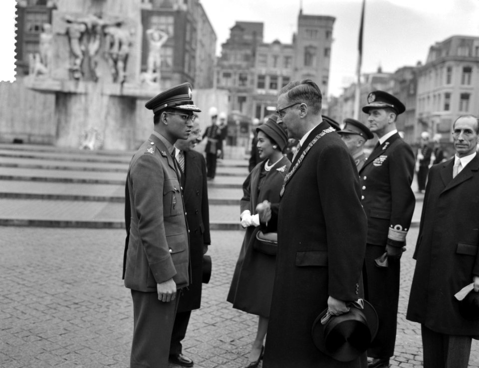 Staatsbezoek Koning en Koningin van Thailand , begroeting met burgemeester Van H, Bestanddeelnr 911-6951