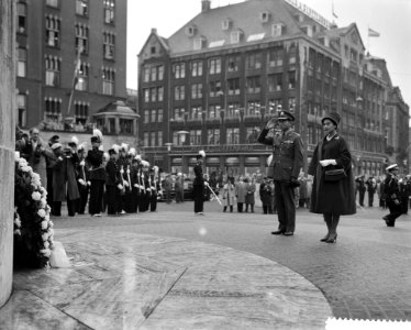 Staatsbezoek Koning en Koningin van Thailand , kranslegging door Thais Koningspa, Bestanddeelnr 911-6954
