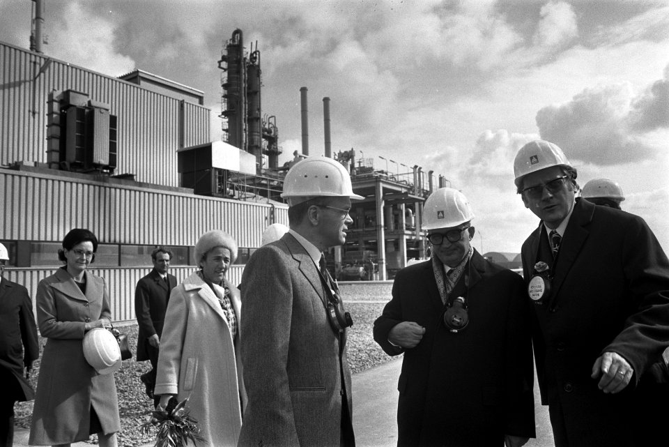 Staatsbezoek President Ceausescu van Roemenie, bezoek aan AKZO-zoutchemie in Bot, Bestanddeelnr 926-3394