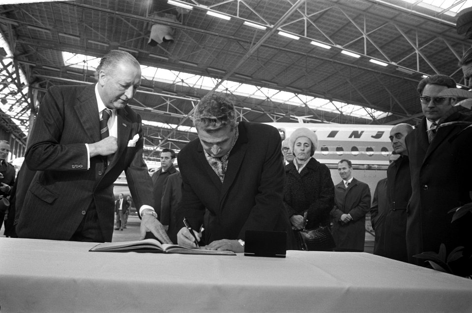 Staatsbezoek President Ceausescu van Roemenie, Ceausesc en echtgenote bezoeken F, Bestanddeelnr 926-3362