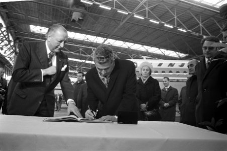 Staatsbezoek President Ceausescu van Roemenie, Ceausesc en echtgenote bezoeken F, Bestanddeelnr 926-3362