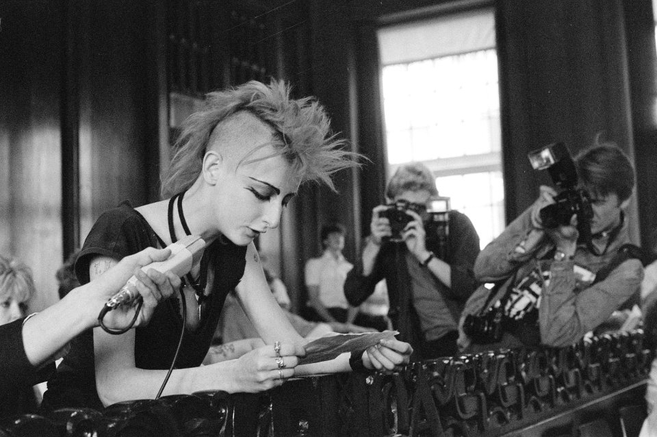 Stadhuis Amsterdam afleggen verklaring gemeenteraad door punkmeisje, Bestanddeelnr 933-6970