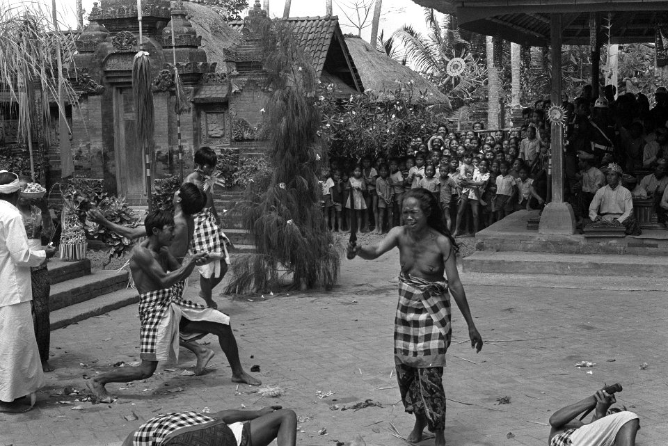 Staatsbezoek koningin Juliana en Prins Bernhard aan Indonesie, voor de tempel va, Bestanddeelnr 924-8979