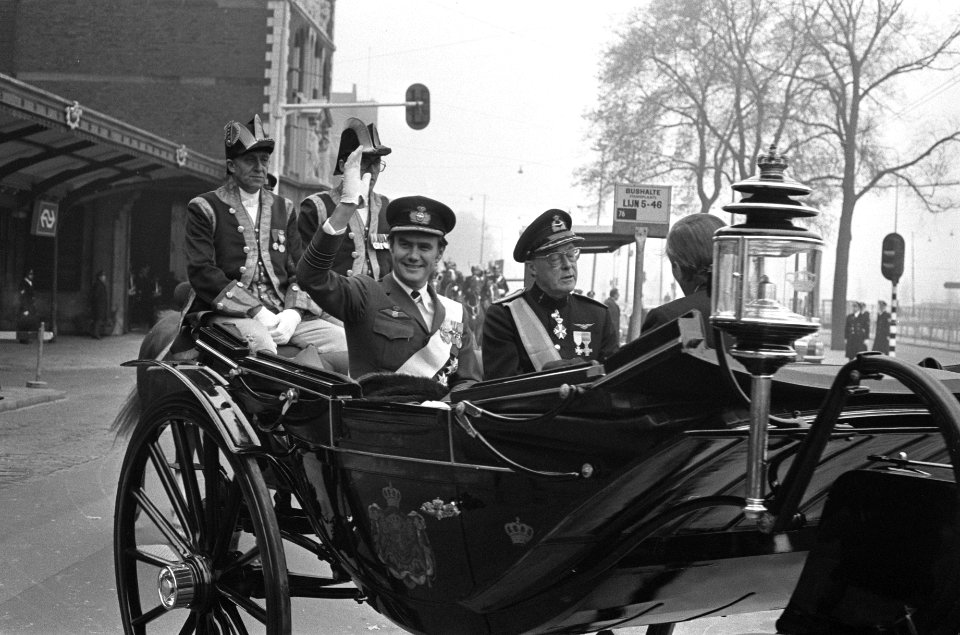 Staatsbezoek Koningin Margrethe en Prins Henrik van Denemarken rijtoer naar Pal, Bestanddeelnr 928-2382