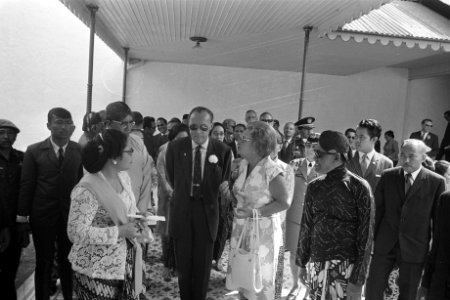 Staatsbezoek aan Indonesie van koningin Juliana en Prins Bernhard bezoek Kraton , Bestanddeelnr 924-8944