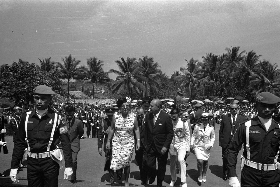 Staatsbezoek koningin Juliana en Prins Bernhard aan Indonesie, koningin Juliana , Bestanddeelnr 924-8678