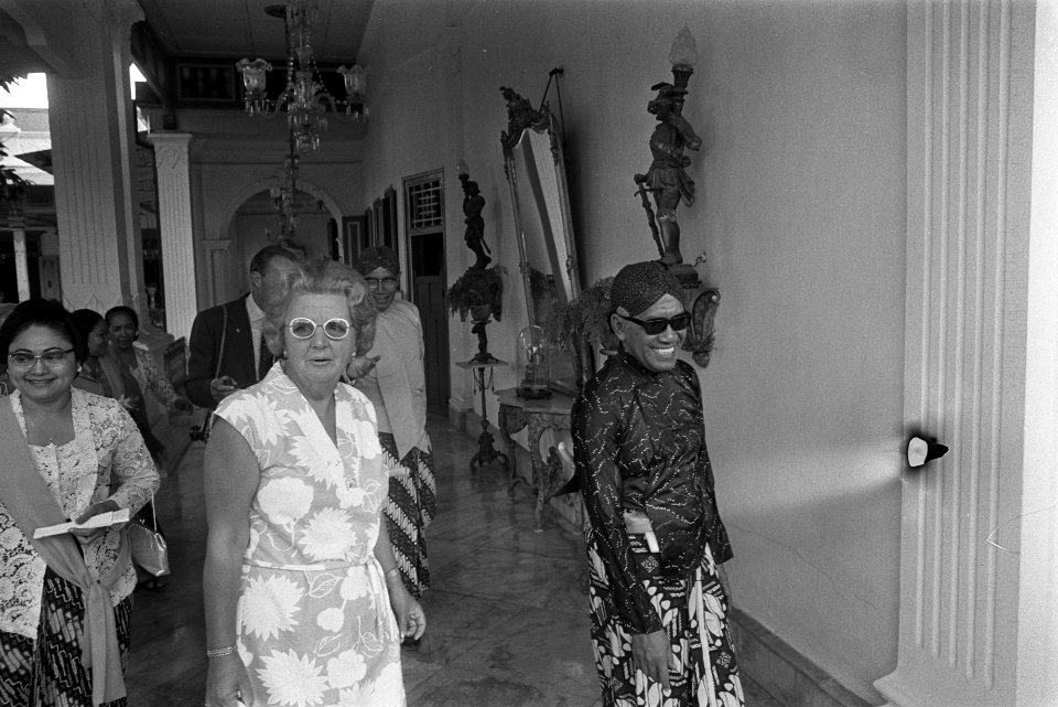 Staatsbezoek aan Indonesie van koningin Juliana en Prins Bernhard bezoek Kraton , Bestanddeelnr 924-8949