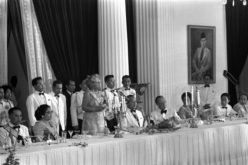 Staatsbezoek koningin Juliana en Prins Bernhard aan Indonesie, diner in Istana N, Bestanddeelnr 924-8656