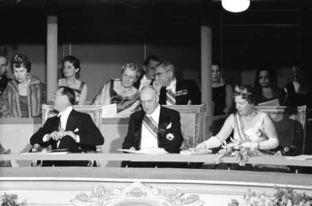 Staatsbezoek bondspresident van Oostenrijk Adolf Schärf. Geflankeerd door koning, Bestanddeelnr 912-4877