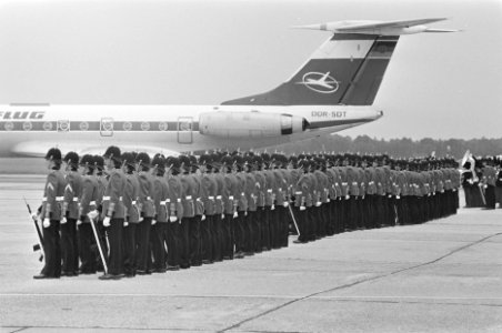 Staatsbezoek DDR-president Erich Honecker de opgestelde erewacht, Bestanddeelnr 934-0017
