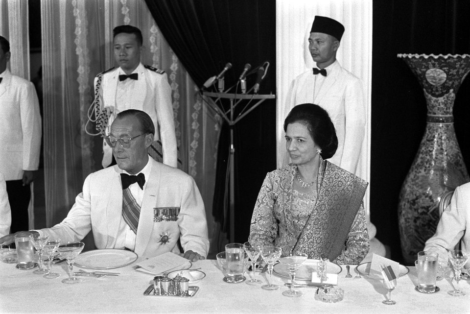 Staatsbezoek koningin Juliana en Prins Bernhard aan Indonesie, diner in Istana N, Bestanddeelnr 924-8651