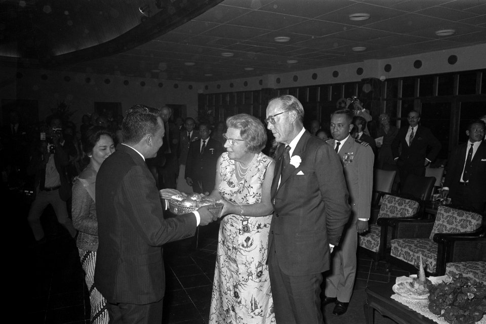 Staatsbezoek koningin Juliana en Prins Bernhard aan Indonesie, Bestanddeelnr 924-8823