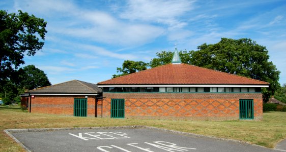 St Paul's Church, Chamberlayne Road, Pilands Wood estate, Bursledon (May 2019) (7)