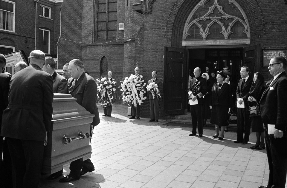Staand v.l.n.r. prins Bernhard, koningin Juliana, prins Aschwin en prinses Simo…, Bestanddeelnr 924-5064