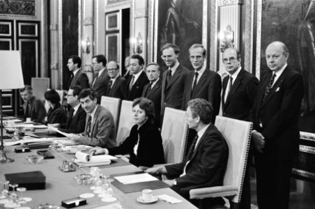 Staand v.l.n.r. de ministers Brinkman, Deetman, Rietkerk, Braks, Korthals Altes , Bestanddeelnr 932-3903