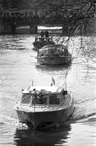 Staatsbezoek Koningin en Koning van Nepal aan Amsterdam, rondvaartboot in gracht, Bestanddeelnr 920-2631