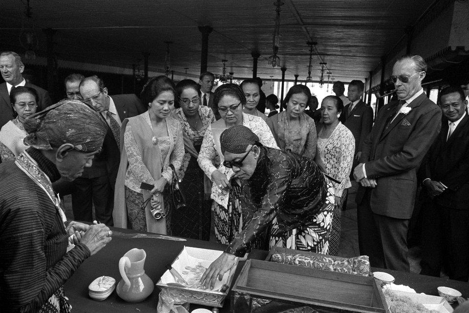 Staatsbezoek aan Indonesie van koningin Juliana en Prins Bernhard bezoek Kraton , Bestanddeelnr 924-8946