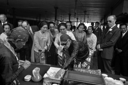 Staatsbezoek aan Indonesie van koningin Juliana en Prins Bernhard bezoek Kraton , Bestanddeelnr 924-8946