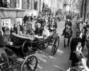 Staatsbezoek koningin Elizabeth aan Nederland. Rijtoer door Amsterdam. Prins Phi, Bestanddeelnr 934-7182