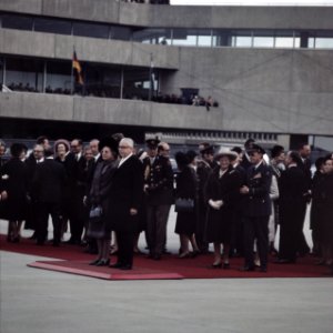 Staatsbezoek HM en Prins Bernhard aan West Duitsland aankomst HM en Prins op v, Bestanddeelnr 254-8976